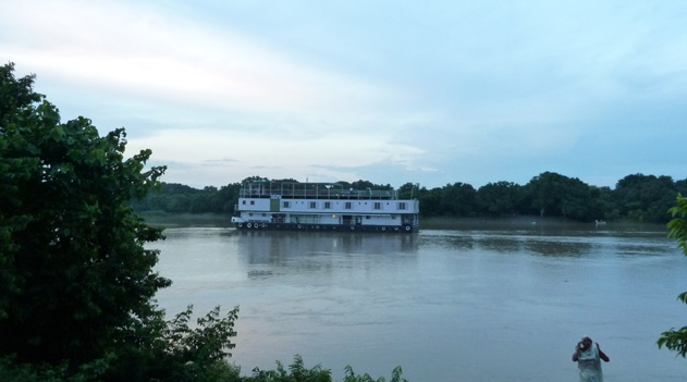 フーグリー川に浮かぶスカファー