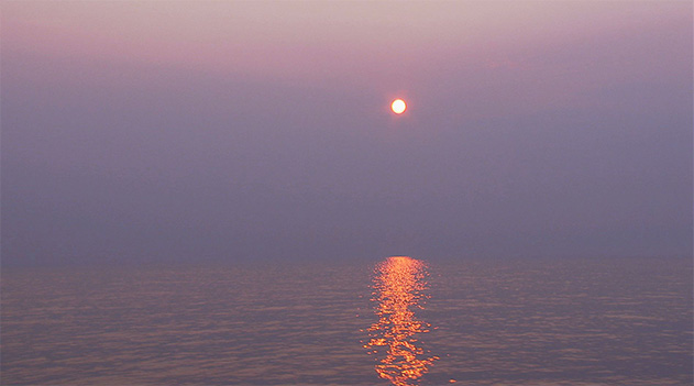 バイカル湖に昇る朝日
