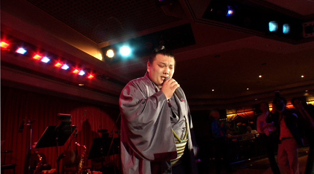 演歌を披露する勢関