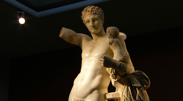 オリンピア考古学博物示されるヘルメス像