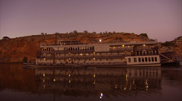 夕陽の中を進む船