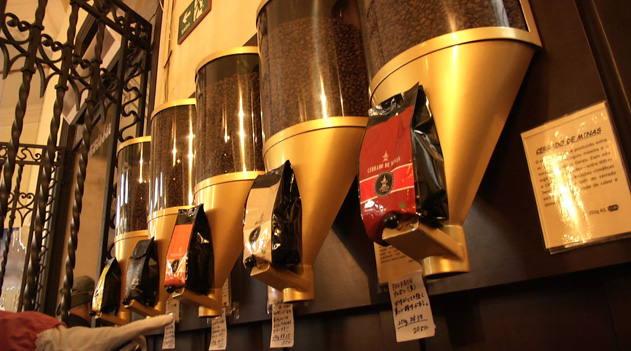旧コーヒー取引所には香り高いコーヒーが販売