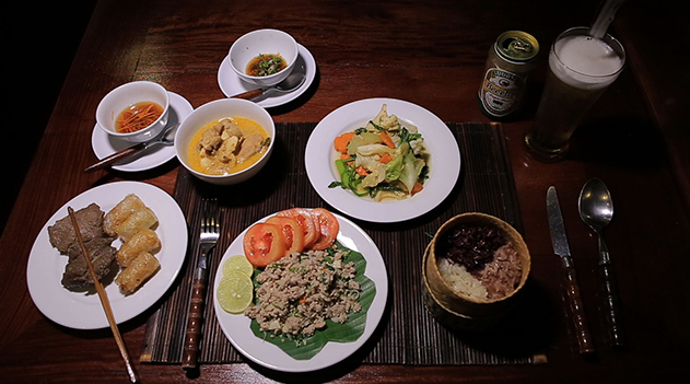 船での伝統的なラオス料理