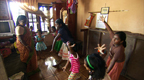 伝統舞踊を学ぶ子どもたち