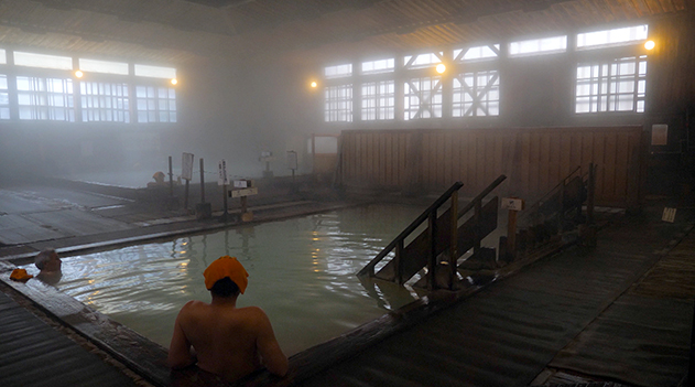 300年以上前から「湯治」の場所として親しまれる酸ヶ湯温泉
