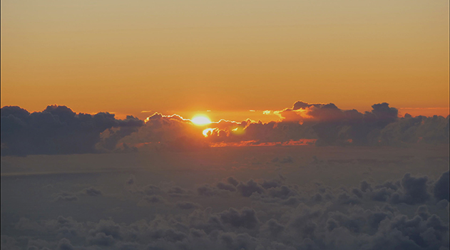 マウイ島 ハレアカラ雲海からの日の出
