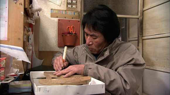 「古賀はきもの店」のご主人は、鎌倉彫りを下駄に彫り込みます。